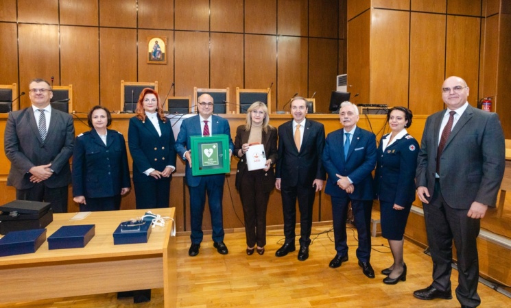 Παράδοση 18 σύγχρονων απινιδωτών στα δικαστήρια της Αττικής