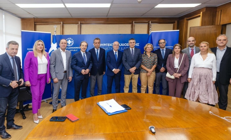 Υπεγράφη η σύμβαση για την αποκατάσταση και ενεργειακή αναβάθμιση των Δικαστηρίων Άμφισσας